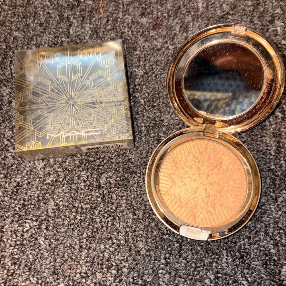 MAC limited edition highlighter